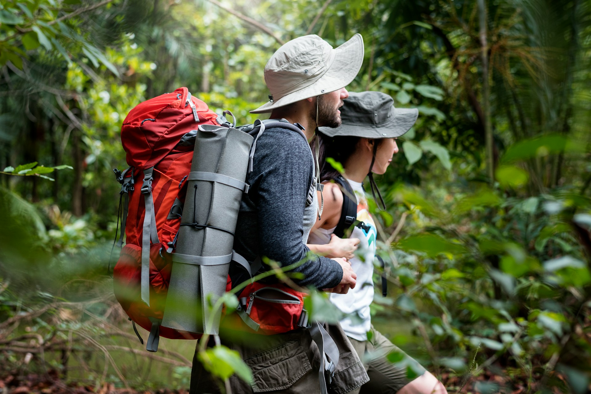 couple hiking |